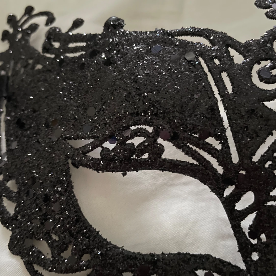 Svart glittrig maskeradmask - 90