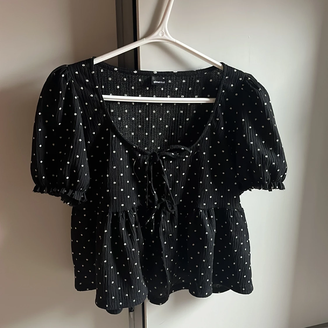 Nyskick prickig blus