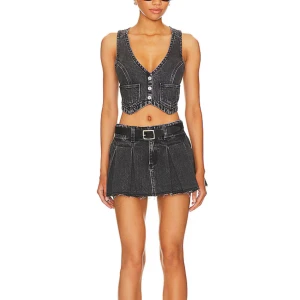 Jeanskjol - Säljer denna super snygga jeanskjolen från revolve. Endast använt 1 gång! Ordinarie pris är 1600kr Säljer för halva priset men det går att diskutera! Kund står för frakt