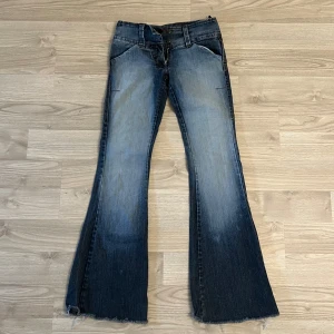 Lågmidjade bootcut Thesis jeans - perfekt längd för mig som är 159