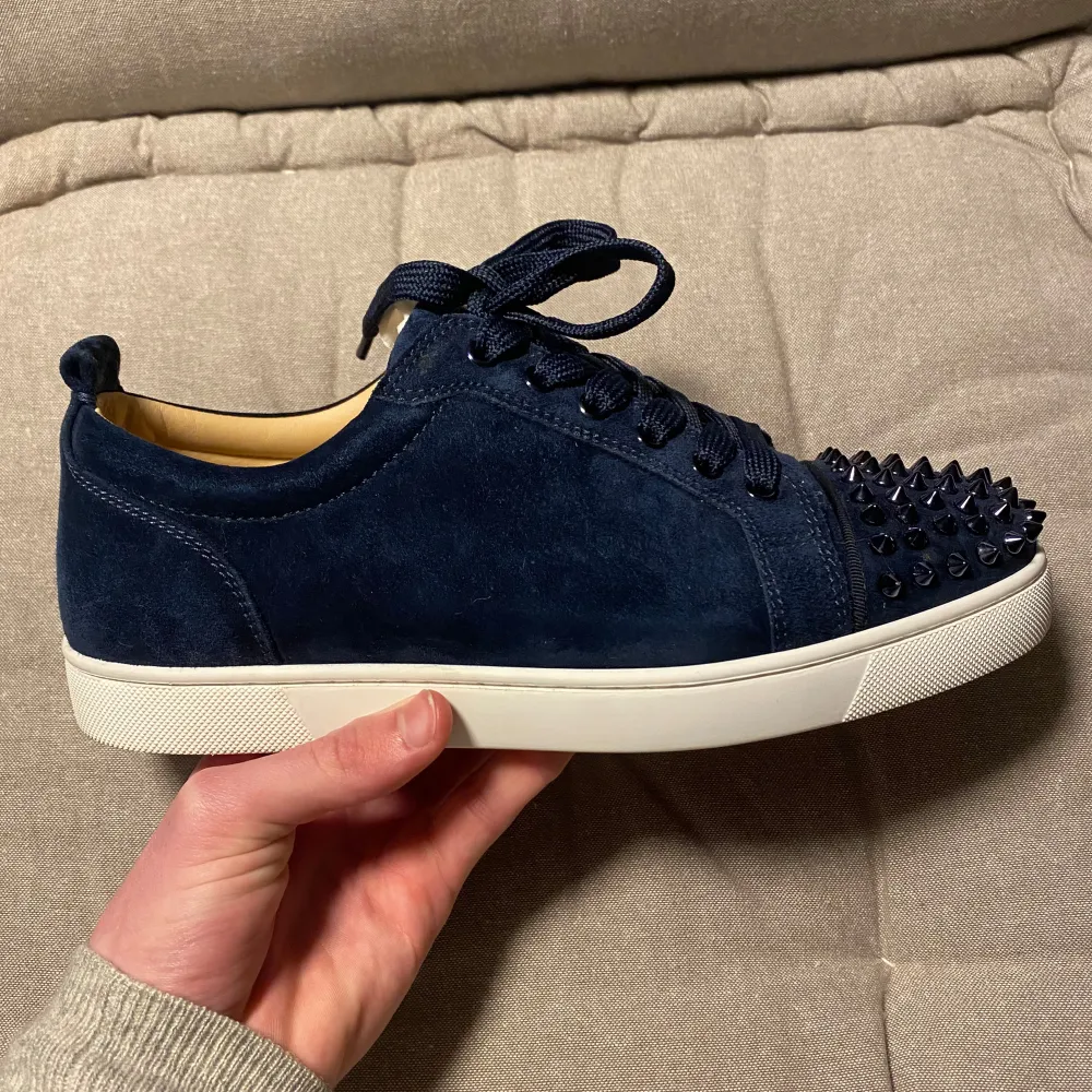 Christian Louboutin skor i färgen navy sällsynt cw. Skick 9.5/10. Alla spikar sitter kvar. Medföljer box och dustbag.. Skor.