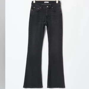 Low waist bootcut - Säljer de här snygga lågmidjade bootcut jeansen. Köpte för 4 dagar sen och använda en gång, säljer då de inte satt så fint på mig.
