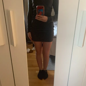 Finaste glitter klänningen  - En lång ärmad glitter klänning från Kappahl i stl xs använd i gång på ett halloween party och sedan dess aldrig använd inga fläckar eller hål och ser helt ny ut den är räfflad på sidorna och är glittrig (passar perfekt till nyår eller jul)🩷🩷
