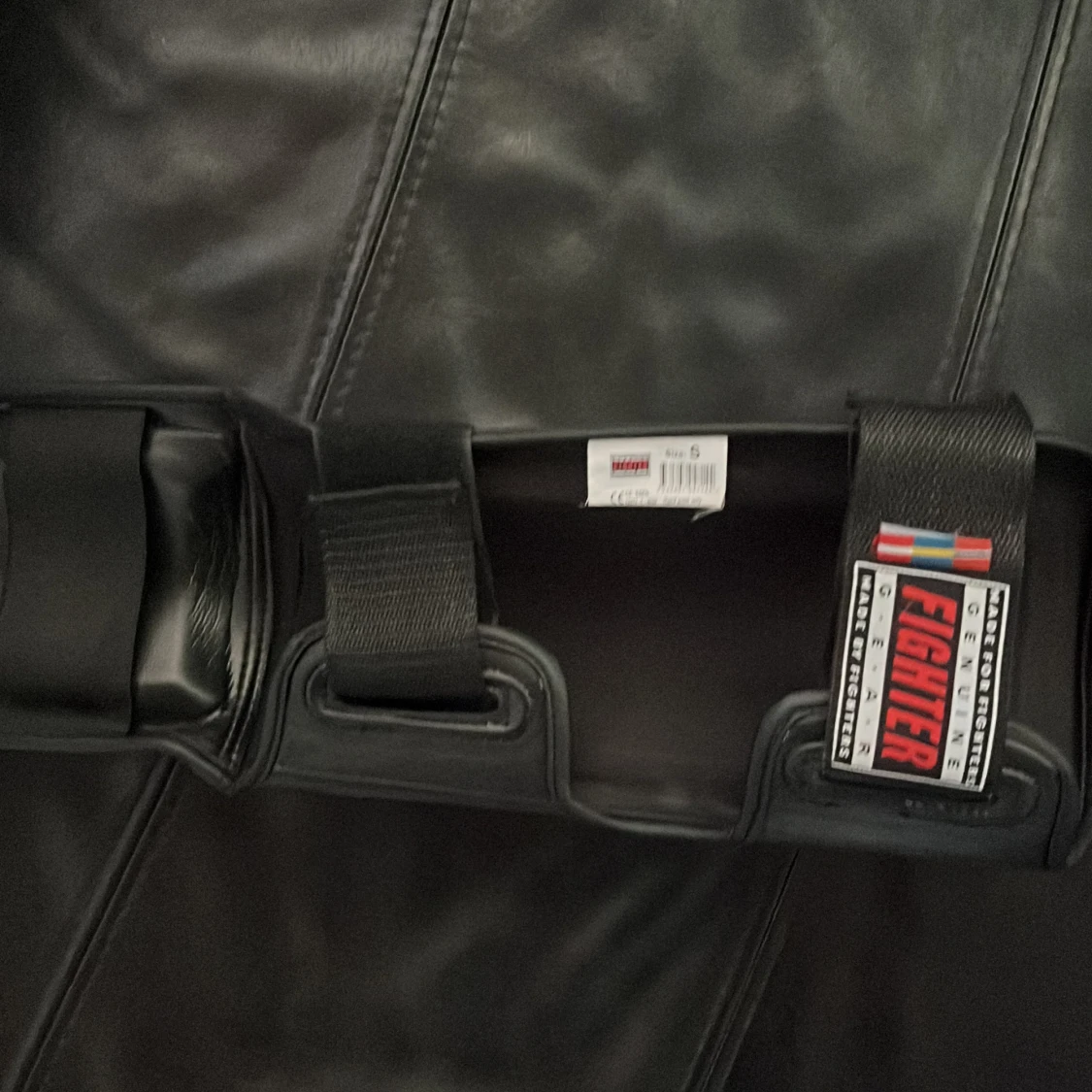 Svarta benskydd från Fighter - 93