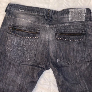 Tommy hilfiger jeans - Riktigt feta och unika tommy jeans som tyvärr är för stora för mig. Detaljerna påminner om chrome hearts