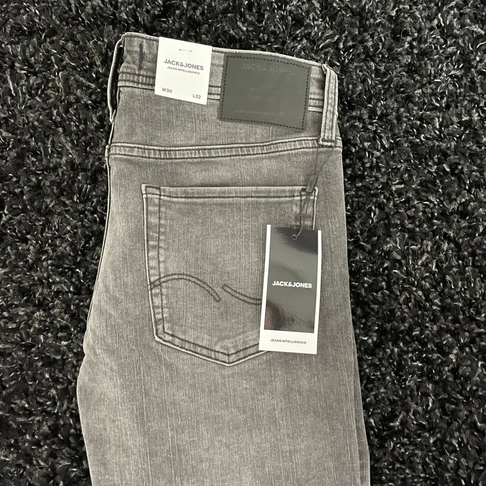 ✨Säljer nu dessa HELT NYA Jack and Jones jeans i modell GLENN. Storlek W30 L32. Modell på bild är 183 väger ca 70. Hör av er vid frågor!✨🔥. Jeans & Byxor.