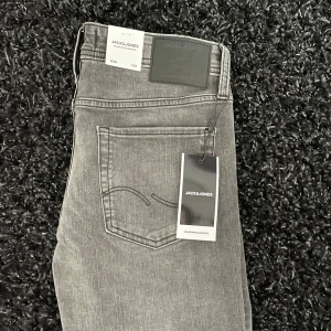 Jack and Jones jeans - ✨Säljer nu dessa HELT NYA Jack and Jones jeans i modell GLENN. Storlek W30 L32. Modell på bild är 183 väger ca 70. Hör av er vid frågor!✨🔥