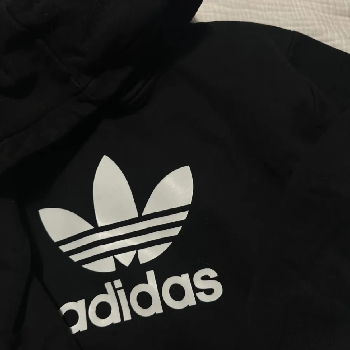 Svart hoodie från Adidas