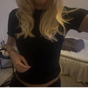 svart t-shirt  - en svart t-shirt med detaljer från zara