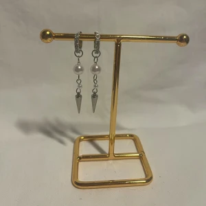 Örhängen  - Fina örhängen väldigt liknande 087 fast i silver. Köp för 129kr/st Eller  229kr/paret. Modell 109 Smyckes ställningen finns även att köpa för 299kr!