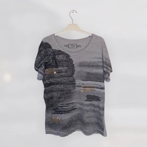 Kappahl Grå T-shirt - Grå T-shirt från Kappahl från deras Womens collection. Den har paljetter med guld och svart, och storlek 40/42. Använd ett fåtal gånger men i mycket bra skick.