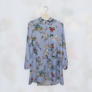 Färgglad skjorta - Köpt från butiken LC WAIKIKI storlek 38. Går lite över knäna för en som är 160 cm och lite längre på baksidan. 