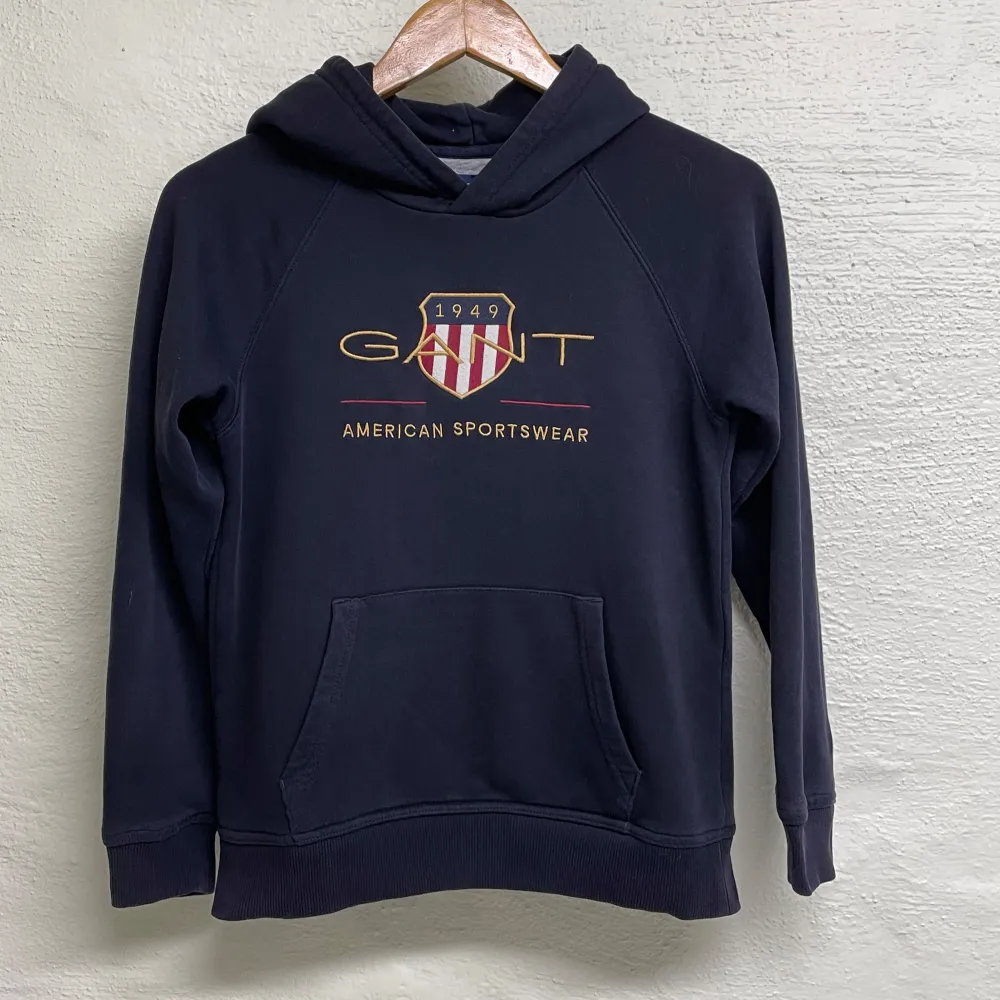 Gant hoodie i storlek 146-152 cm / 11-12 år.. Hoodies.