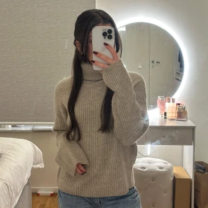 H&M stickad tröja  - Stickad tröja i beige och storlek XS men passar även S! Typ aldrig använd och i nyskick! 