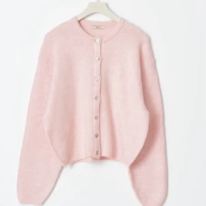 Rosa Stickad tröja  - den är I storlek S. Nästan helt oanvänd och I bra skick. den är från Gina tricot