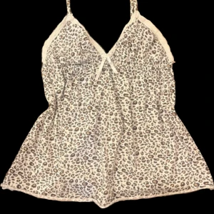 Leopard top - Inga defekter som har hittats. Köpte på Vinted men säljer för inte min stil längre   