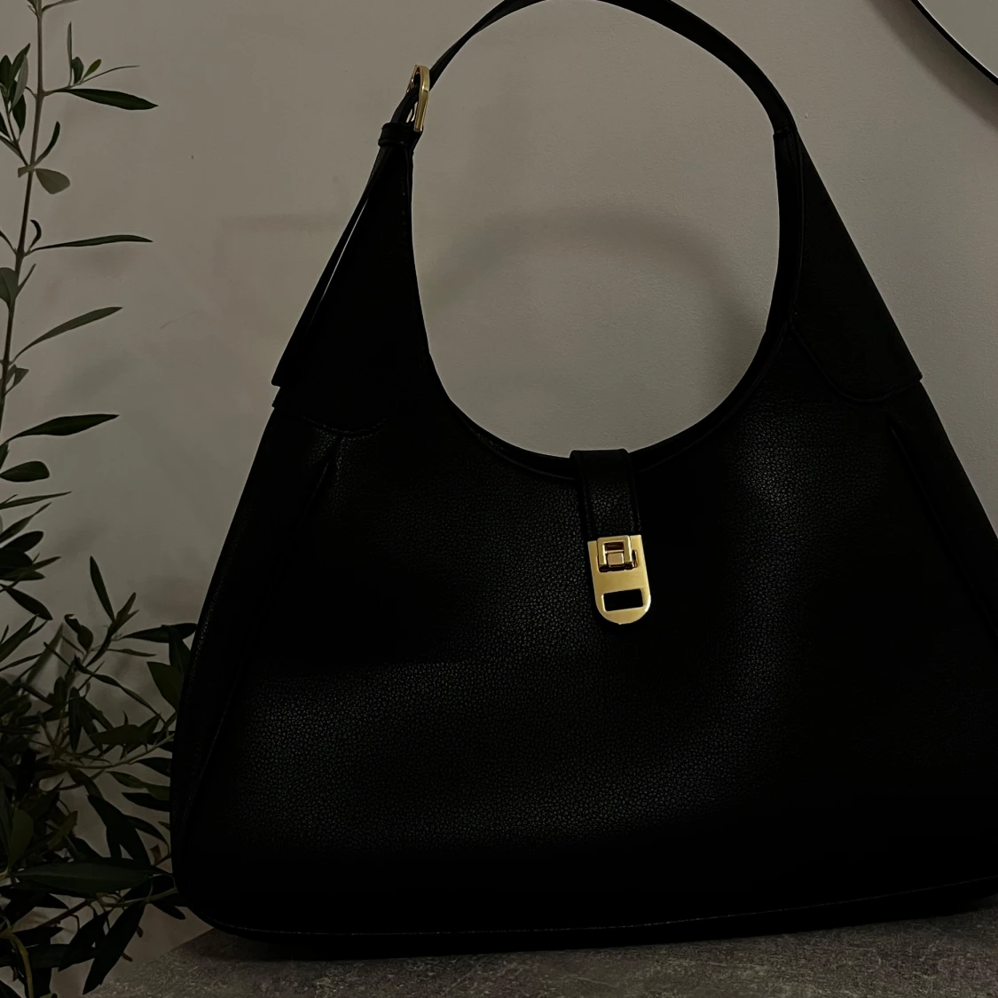 Svart axelväska med gulddetaljer - 90