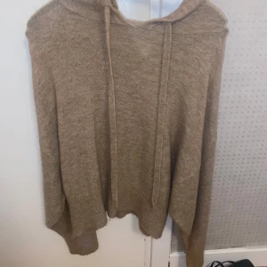 Beige stickad hoodie - Mysig beige stickad hoodie med luva från HM!🫶🏽 använder inte längre pga inte min stil. Jättesnyggt med ett vitt långt linne under!