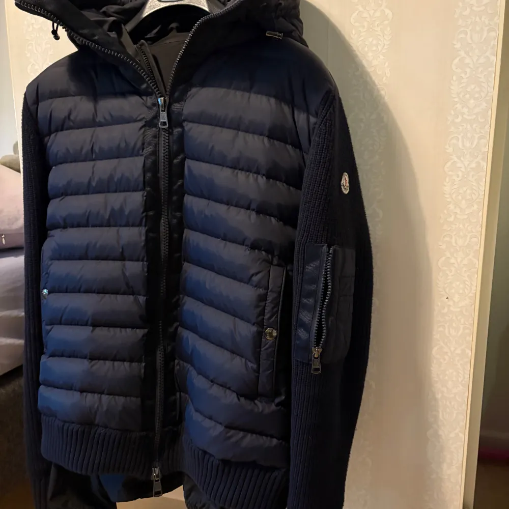 Säljer nu min moncler tricot jacka då jag vill kolla ifall folk är intresserade av att köpa den vid rätt pris. Jackan är i storlek XL men passar L. Jackor.