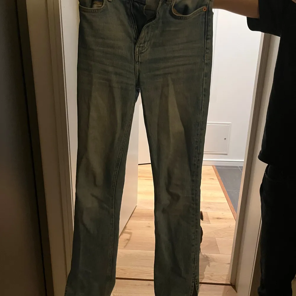 Säljer ett par snygga blå jeans från 157 i storlek XS. De har en klassisk design med en rak passform och är i mycket bra skick. Perfekta för vardagsbruk och kan matchas med det mesta i garderoben.. Jeans & Byxor.