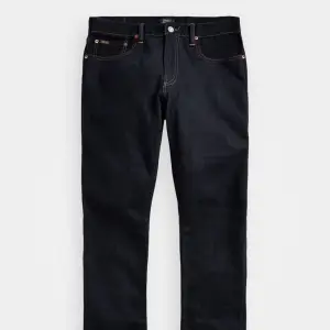 Eleganta och stilrena jeans som använts mindre än 5 gånger. Med den lite mörkare blåa färgen passar det perfekt nu till hösten men också vinter. Nypris på Zalando ligger på 1595kr. 