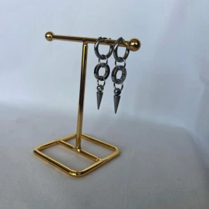 Örhängen  - Finns i guld och silver. Köp för 109kr/st Eller 179kr/ paret. Modell 154 Smyckes ställningen finns även att köpa för 299kr!