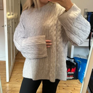 Kabelstickad Tröja  - Stickad oversized tröja från HM i storlek M.