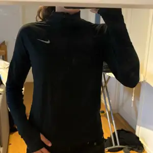 Skön träningströja från Nike. Väldigt bekväm och skönt material! Knappt använd! Storlek xs men sitter bra på mig som har S!🫶🏽