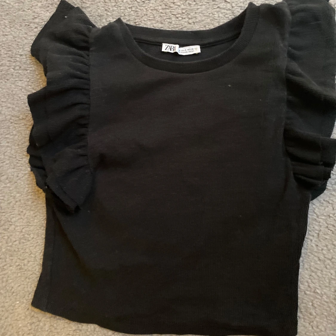 Svart volang tröja från Zara  - 93