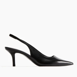 Klackar h&m  - Säljer nu mina svarta klackskor från H&M som är väldigt snygga och moderna. Enbart använda en gång då de tyvärr är för små för mig, alltså är de som ny. Slutsålda!!