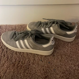 Adidas campus - Säljer nu dessa skor då jag inte fått användning av dom på ett tag, Använda men helt okej skick hör av er för mer info!💕