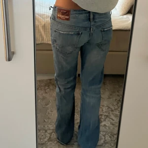 Tommy Hilfiger Jeans  - Supersnygga! En ”flärp” där skärpet ska sitta har gått upp, men de går lätt att fixa! (Se sista bilden). Superbra skick annars! Jag är 171 cm för referens🩷 Midjemått: 42cm  Innerbenslängden: 83cm