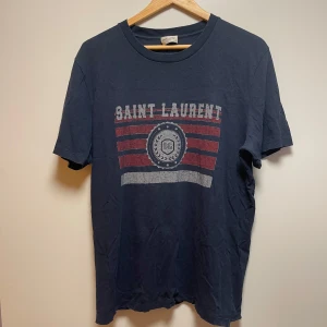 Saint Laurent T-shirt  - Unik saint Laurent t shirt, nypris runt 5–6 tusen, fint skick säljer för 1,8.