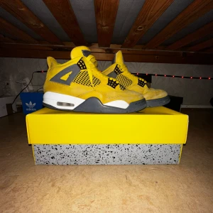 Jordan 4 Lightning  -  “Äkta Jordan 4 Lightning i toppskick! Nypris 4000 kr, men jag säljer dem för endast 1500 kr. Ett fantastiskt tillfälle att få kvalitet och stil till ett oslagbart pris – missa inte detta!”