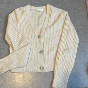 Tröja - Supersnygga tröja/kofta med snygga diamantdetaljer. Storlek XS men passar för S också.