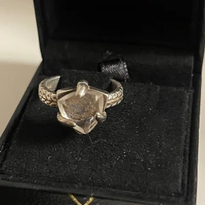Maria Nilsdotter ring  - Säljer min super fina ring som tyvärr inte kommer till användning då jag inte använder ringar!! Men super bra skick och så fin!