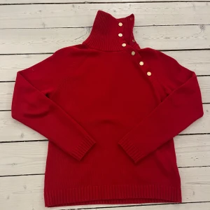 Ralph Lauren - Röd polotröja med från Ralph Lauren. Mycket fint skick. Strl S