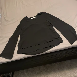 Svart meshtröja - Svart meshtröja med långa vida ärmar. Är i gott skick.