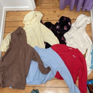 Klädpaket stort - De är storlekar som 140,146 och 152 de är märken som hm,Lindex,Kappahl, Gina tricot och Puma de är 9 tjocktröjor och 12 tröjor 1 klänning 3 shorts och en kjol priset går att förhandla 