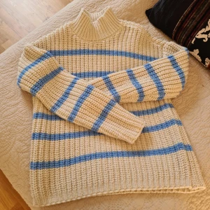 Stickad tröja - Jättefin stickad tröja från vero moda som tyvärr inte sitter så bra på mig. Knappt använd, perfekt nu till hösten🍁🍂
