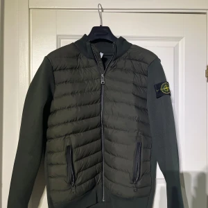 Stone island - Inte äkta. Knappt använd riktigt fin färg på den som matchar de flesta