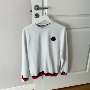 Moncler tröja  - Moncler tröja som är ej äkta och endast använd två gånger. Tröjan är 10/10 skick.