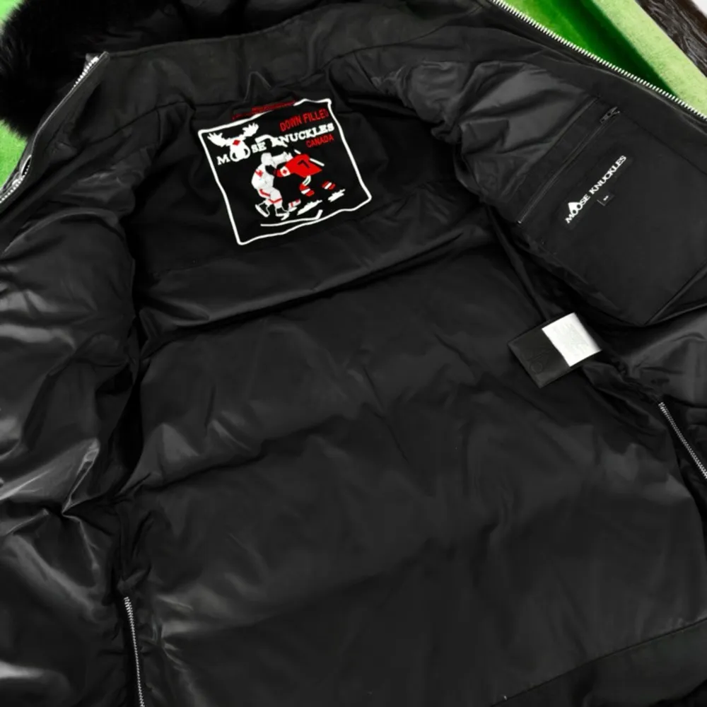 Moose knuckles 3Q JACKET Black/black vinterjacka.  Använd men i fint skick.  Bra omskött. Äkta päls och även en magnet genom NFC (Se bild 3) som äktighetsbevis.  Herrstorlek S. Jackor.