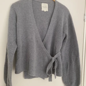 Omlott kofta - Säljer nu denna stickade omlott koftan! Endast använd 2 gånger och därmed i bra skick!