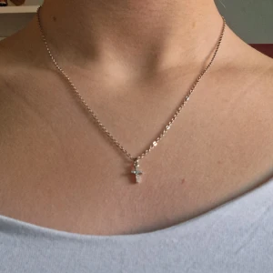 Korshalsband - Säljer detta jätte fina korshalsband med diamanter då det aldrig andvänds