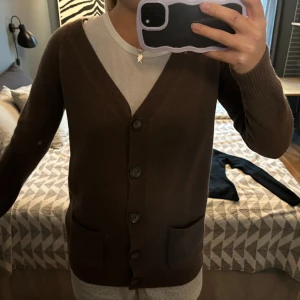 Kashmir kofta - Supersnygg kofta i 100% kashmir, sparsamt använd så superbra skick🥰