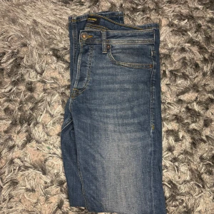 Jack & Jones jeans herr - W29 L32  Relativt bra skick. Slitningar som ni ser på bilderna, inga andra problem.