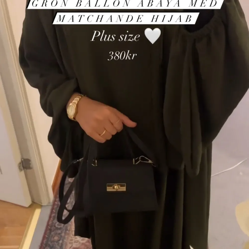 Säljer en elegant mörkgrön ballong abaya med matchande hijab. Abayan har en lös passform och långa ärmar, perfekt för en stilren look. Materialet är mjukt och bekvämt, vilket gör den perfekt för både vardag och speciella tillfällen.. Klänningar.