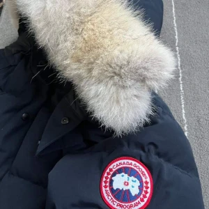 Canada Goose Wyndham Parka - Ca 3 år gammal, sparsamt använd och väl omhändertagen.  Storlek/ M  Fusion fit ( Slim Passform)  Skick 8/10  