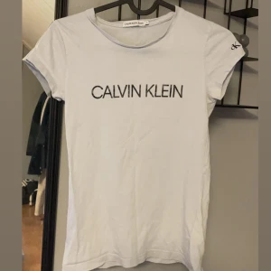 Calvin Klein tröja - Aldrig använd. Sitter som en Xxs💗 Nypris: 199kr 